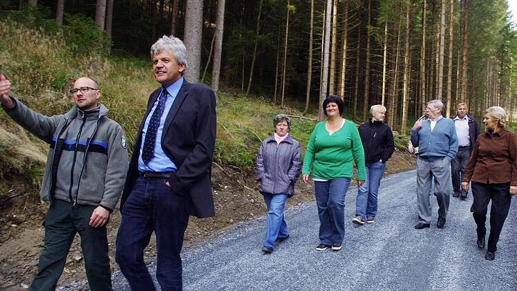 Forstamtmann Armin Hanke und Bürgermeister Wolfgang Förtsch (von links) begehen gemeinsam mit Waldbesitzern den neuen Forstwirtschaftsweg. Foto: Heike Schülein