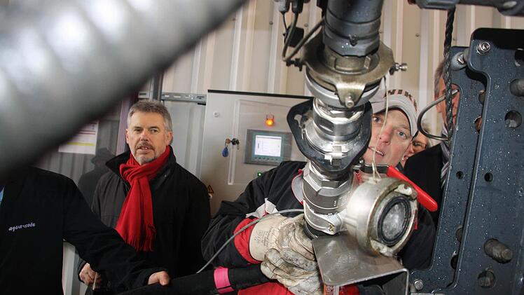 Kaum hat Bernd Weiß das Tankrohr am Unimog angekoppelt, sprudelt das Salzwasser auch schon hinein. Fotos: Diana Fuchs