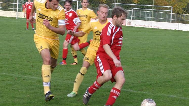 Der Eberner Köhler (rechts) behauptet sich gegen zwei Gegenspieler am Ball.