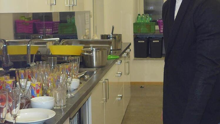 Auch Küchenarbeit gehört zu den täglichen Arbeiten des "Bufdi" Sebastian Spiegel im Mehrgenerationenhaus.