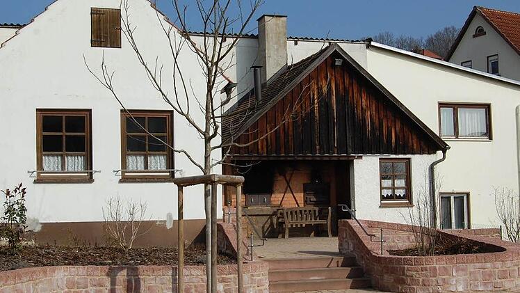 Am Backhaus sind Reparaturen fällig: Mitglieder des Hassenbacher Gartenbauvereins kümmern sich darum. Auch das Gebäude neben dem Backhaus soll einen neuen Anstrich bekommen. Foto: Günther Straub