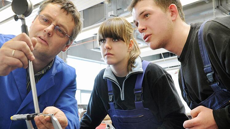 Im Kraftfahrzeug-Gewerbe werden im Agenturbezirk Bayreuth-Hof, zu dem auch der Landkreis Kulmbach gehört, Arbeitskräfte gesucht. Foto: Waltraud Grubitzsch/dpa