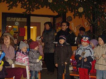 Die Adventsfeier im Kindergarten Geroda vereinte alle im Hof. Foto: privat