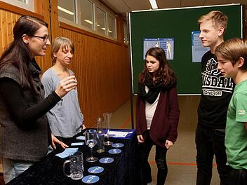 An der "Alkohol-Bar" (von links): Präventionsbeauftragte Eva Pfeil, Sozialpädagogin Steffi Meyer, Justine, Bastian und Jakob. Foto: Geiling