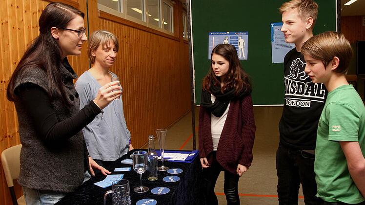 An der "Alkohol-Bar" (von links): Präventionsbeauftragte Eva Pfeil, Sozialpädagogin Steffi Meyer, Justine, Bastian und Jakob. Foto: Geiling