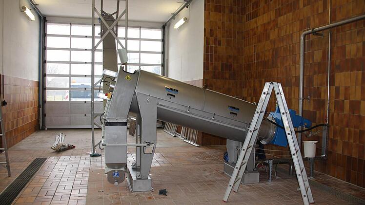 Eine neue Schlammpresse für 145 000 Euro wird gerade installiert. Auch hier zeigt sich technischer Fortschritt: Das Vorgängermodell füllte den Raum nahezu aus. Foto: Ramona Popp