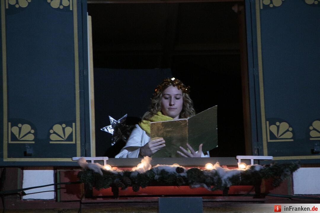 Das erste Fenster des Forchheimer Adventskalenders wurde von Weihnachtsengel Petra geöffnet.
