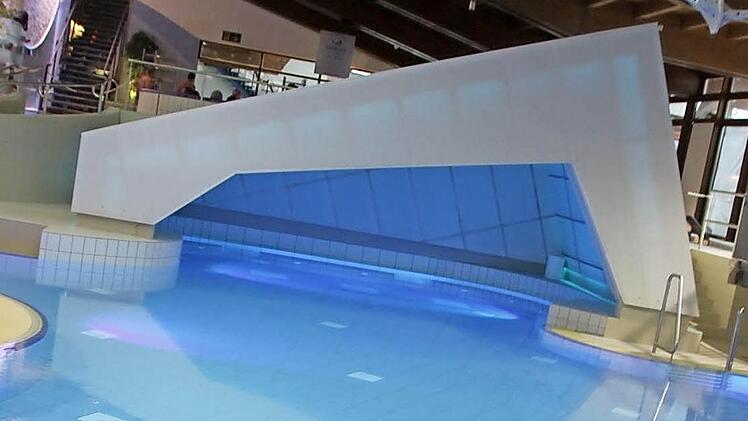 Hingucker ist die neue Grotte aus Lichtbeton, die die Badehalle schon allein optisch dominiert.