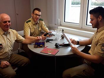 Über eine Fülle von sichergestellten Gegenständen zu Schau- und Ausbildungszwecken verfügt die Bad Brückenauer Polizeiinspektion. Die Ordnungshüter Eberhard Fries, Florian Leimbach und Christian Mehler (von links nach rechts) brachten jetzt die interessante Sammlung auf den neuesten Stand. Foto: Rolf Pralle