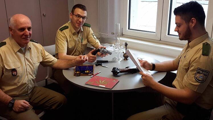Über eine Fülle von sichergestellten Gegenständen zu Schau- und Ausbildungszwecken verfügt die Bad Brückenauer Polizeiinspektion. Die Ordnungshüter Eberhard Fries, Florian Leimbach und Christian Mehler (von links nach rechts) brachten jetzt die interessante Sammlung auf den neuesten Stand. Foto: Rolf Pralle