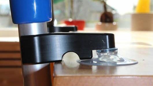 Diese Halterung haben sich Maria Fuß und Walter Hobner ausgedacht. Sie verhindert, dass die Gehilfe wegrutscht. Fotos: Fuß