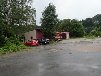 An diesem Standort am Flügelbahnhof Richtung Landesgartenschaupark (im Hintergrund) soll ein Seniorenwohnhaus entstehen. Das rote Gebäude wird abgerissen. Foto: eh