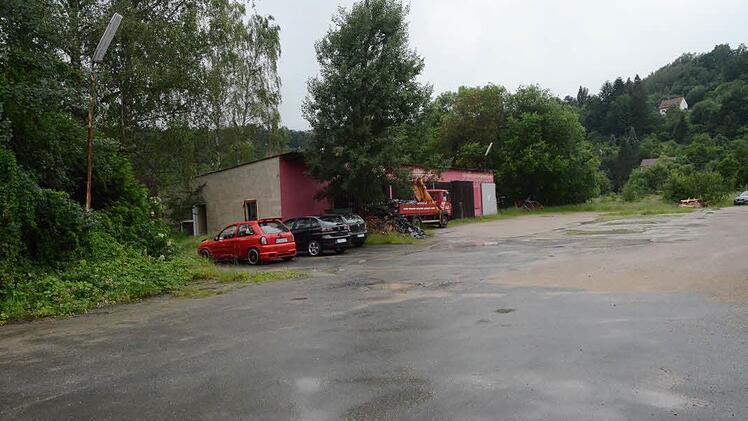 An diesem Standort am Flügelbahnhof Richtung Landesgartenschaupark (im Hintergrund) soll ein Seniorenwohnhaus entstehen. Das rote Gebäude wird abgerissen. Foto: eh