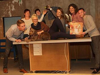 Die Proben und Vorbereitungen der Theatergruppe laufen auf Hochtouren. Zur Zeit wird die Bühne für das Stück "Der Schwiegerkoch" aufgebaut. Die Akteure Kevin Raab, Marianne Gerlicher, Jenny Menzel, Ute Bauerfeld, Antonia Klyn, Barbara Hübner, Marcel Trost (von links) freuen sich schon darauf vor Publikum zu spielen.  Foto: Michael Stelzner