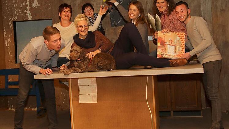 Die Proben und Vorbereitungen der Theatergruppe laufen auf Hochtouren. Zur Zeit wird die Bühne für das Stück "Der Schwiegerkoch" aufgebaut. Die Akteure Kevin Raab, Marianne Gerlicher, Jenny Menzel, Ute Bauerfeld, Antonia Klyn, Barbara Hübner, Marcel Trost (von links) freuen sich schon darauf vor Publikum zu spielen.  Foto: Michael Stelzner