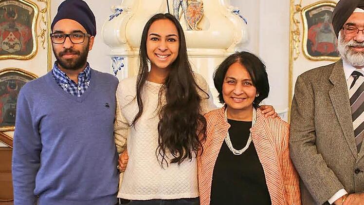 Das deutsche Weihnachtsfest ist auch für die Singhs das Fest der Familie. Sidheshwar Singh, Spandana Singh und Neen Singh (von links) nutzten die Feiertage, um mit dem Botschafter Gurjit Singh auf Deutschland-Reise zu gehen. Nach Nürnberg und Bamberg ist Leipzig das nächste Ziel.