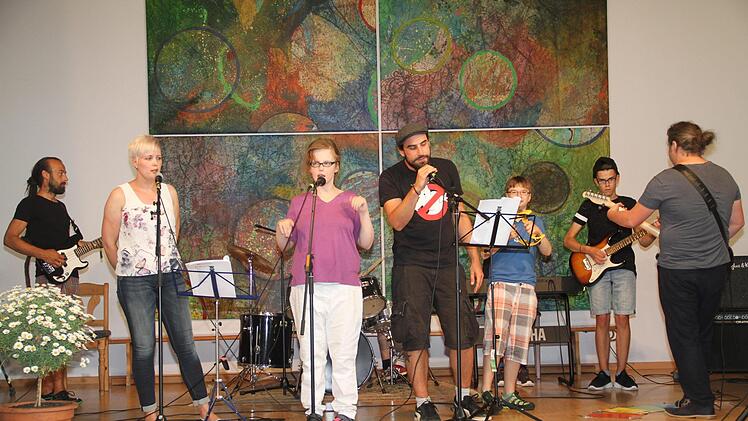 Die Regens-Wagner-Schulband eröffnete die Ausstellung mit verschiedenen Liedbeiträgen. Foto: Gerda Völk