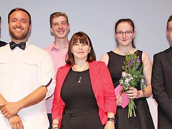 Elternbeiratsvorsitzende Ilona Pöhlmann (Vierte von links) zeichnet (von links) Lukas Mytzka, Boris-Umut Yapar, Maximilian Sünkel, Lisa Weith und Dominik Schlemmer für ihr ehrenamtliches Engagement mit dem Elternpreis aus.  Fotos: Stephan Stöckel