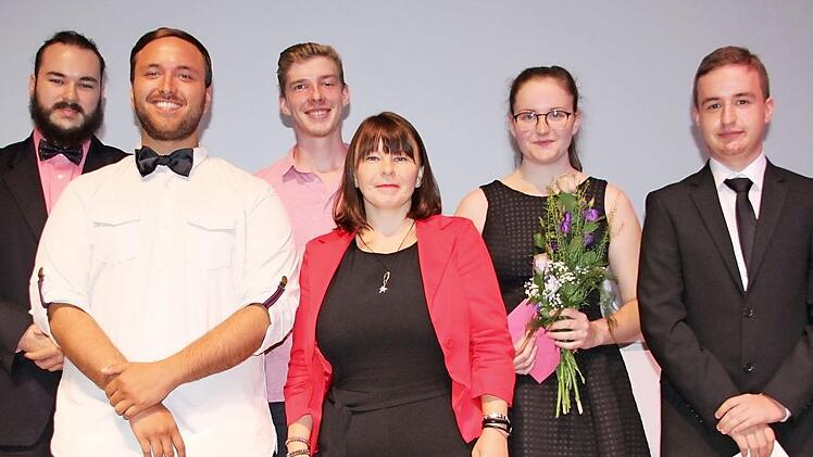 Elternbeiratsvorsitzende Ilona Pöhlmann (Vierte von links) zeichnet (von links) Lukas Mytzka, Boris-Umut Yapar, Maximilian Sünkel, Lisa Weith und Dominik Schlemmer für ihr ehrenamtliches Engagement mit dem Elternpreis aus.  Fotos: Stephan Stöckel