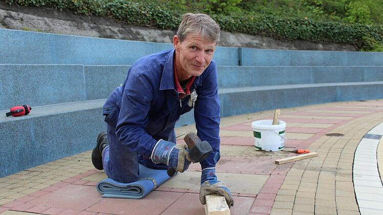 Günter Glaser korrigiert Unebenheiten im Boden, dass die Badegäste nicht stolpern . Cindy Dötschel