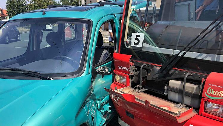 In N&uuml;rnberg ist es am Samstag zu einem Zusammensto&szlig; zwischen einem Auto und einer Stra&szlig;enbahn gekommen. Ein Autofahrer hatte die Bahn &uuml;bersehen. Foto: Friedrich/NEWS5