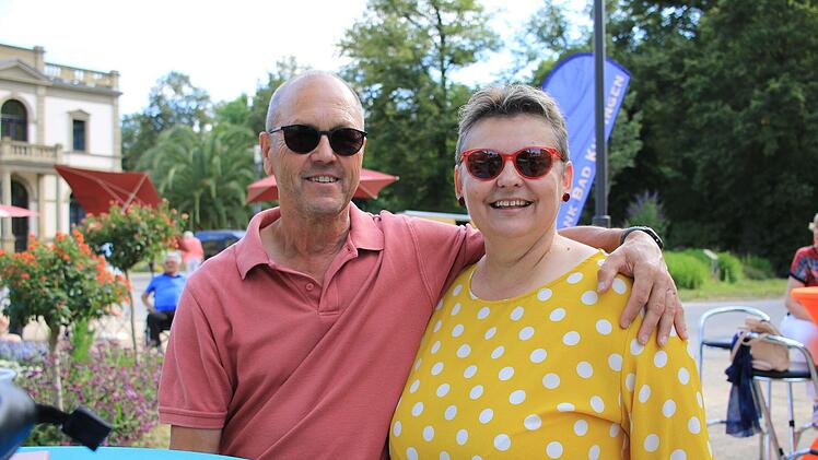 Vesna Konhäuser (rechts) genießt den Tag vor der Spielbank. Foto: Benedikt Borst