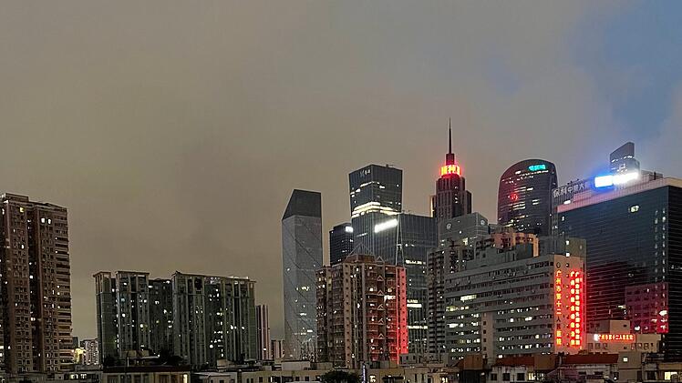 Mitten in der 18-Millionen-Metropole Guangzhou befindet sich ein Fu&szlig;ballplatz. Immer mehr Frauen spielen in China Fu&szlig;ball.