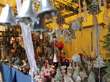 Der Markt in Mitwitz stimmt auf die Weihnachtszeit ein.