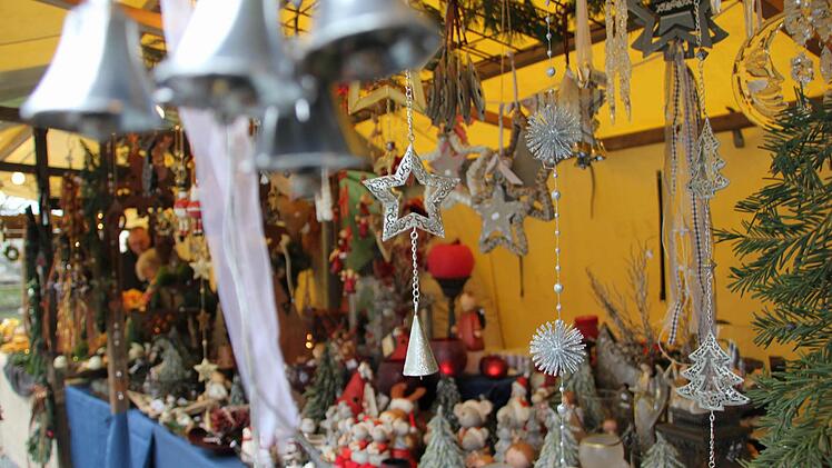 Der Markt in Mitwitz stimmt auf die Weihnachtszeit ein.