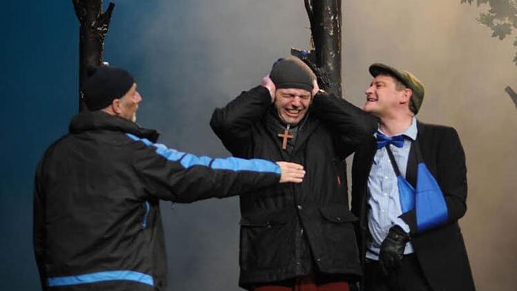 Angus (Roland Renner; links) und Gordon (Stephan Benson; rechts) sagen sich in freier Wildbahn nach Jahren endlich die Meinung. Roy (Peter Theiss) steht dazwischen.