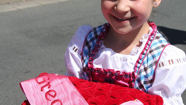 Festdame Lia-Sophie Buchwald (7) führte den Festzug an.