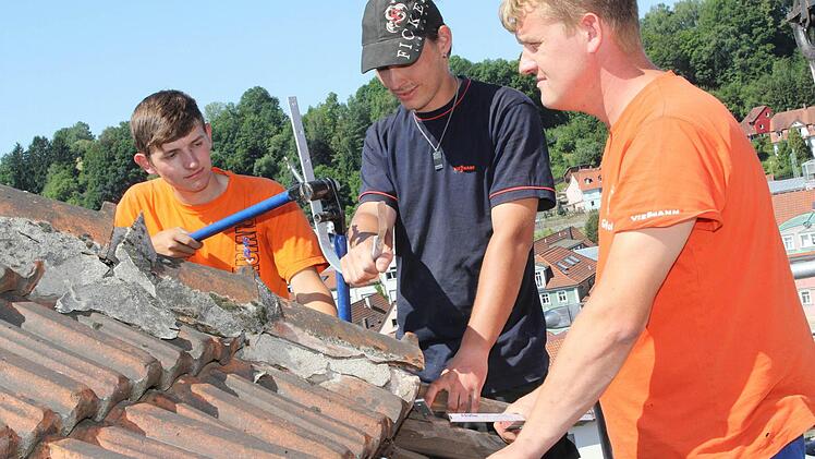Abkühlung? Fehlanzeige! Für die Bauarbeiter (von links) Dominik Bittruf, Chris Kaufmann und Florian Bittruf ist Schwitzen angesagt. Foto: Jan Koch