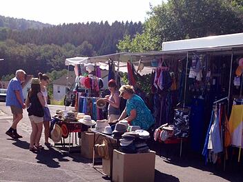 Ohne Sonnenschutz ging nichts: Temperaturen über 35 Grad haben den traditionell großen Ansturm am Pfingstmontag auf dem Oberbacher Marktfest ausgebremst.  Fotos: Sebastian Schmitt-Mathea