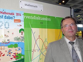 Heinz Bauerfeind hat seit 1978 am Gymnasium in Ebern unterrichtet. Der Mathematikunterricht hat ihn fasziniert, "weil es so viele verschiedene Möglichkeit gibt, zu einer Lösung zu kommen." Fotos: Johanna Eckert