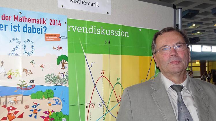 Heinz Bauerfeind hat seit 1978 am Gymnasium in Ebern unterrichtet. Der Mathematikunterricht hat ihn fasziniert, "weil es so viele verschiedene Möglichkeit gibt, zu einer Lösung zu kommen." Fotos: Johanna Eckert