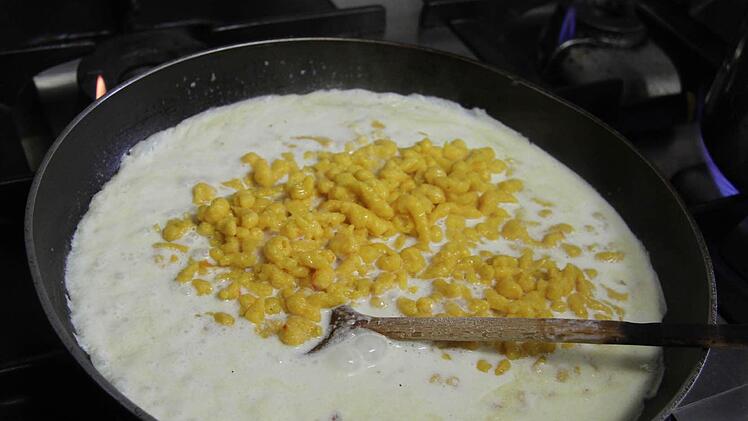 Jetzt kommt der Clou: Die Spätzle kurz in die Sauce schütten und dann mit nicht zu viel Sauce servieren. Foto: Sonja Adam