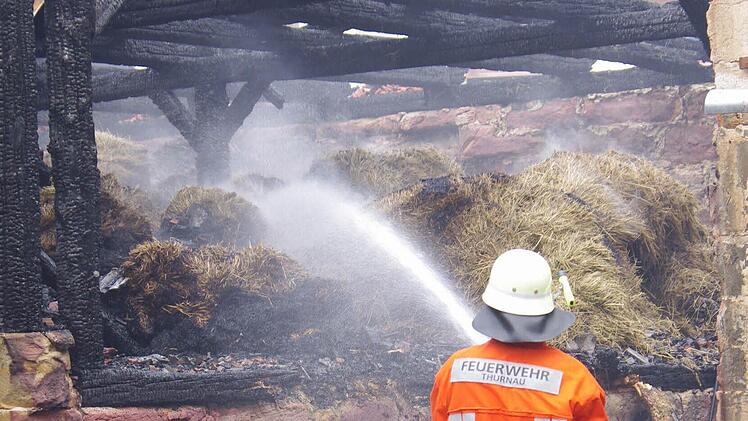 Die Thurnauer Feuerwehr war im vergangenen Jahr mehrfach gefordert. Hier werden am Morgen nach dem Scheunenbrand im Juli die Glutnester bekämpft. Foto: Archiv/Christian Schuberth