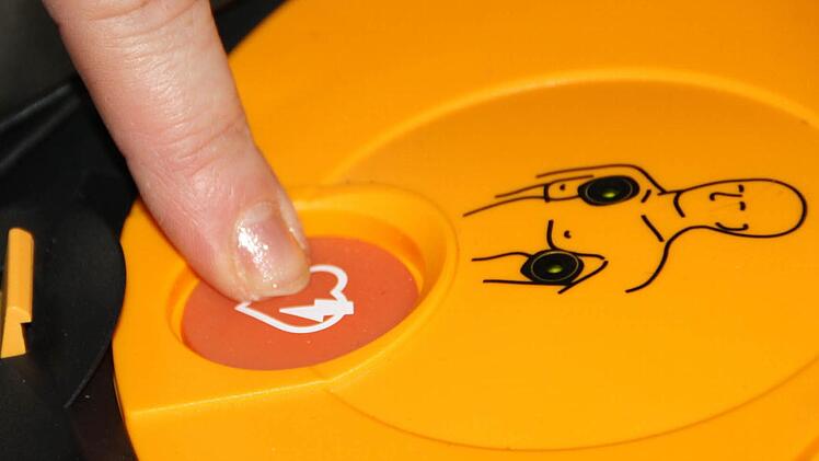 Jeder Teilnehmer löste probeweise einen Elektroschock aus. Foto: Ralf Ruppert