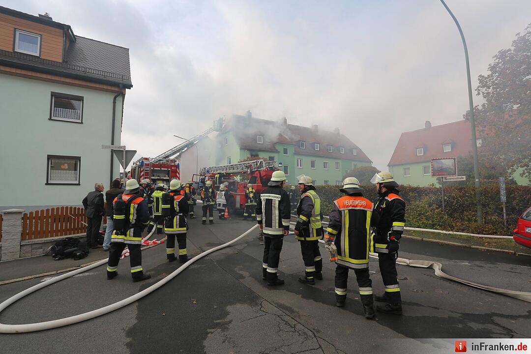 Brand nach Explosion in Mehrfamilienhaus