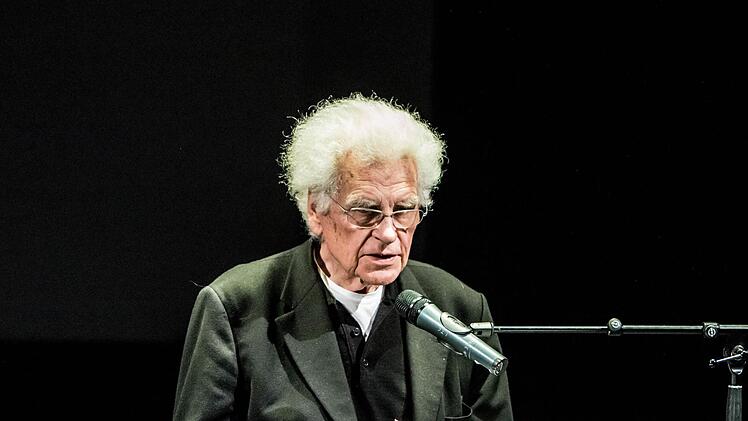 Tankred Dorst (90) beim Lese-Marathon in der Coburger Reithalle.Foto: Jochen Berger