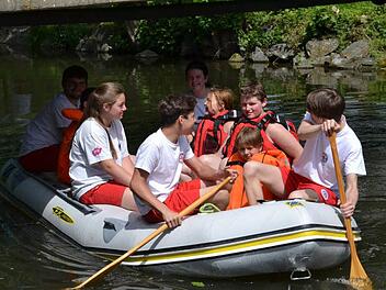 Mitglieder der WW-Jugendgruppe ruderten interessierte Badbesucher ein St&uuml;ck im Schlauchboot &uuml;ber den Main. Foto: Uschi Prawitz