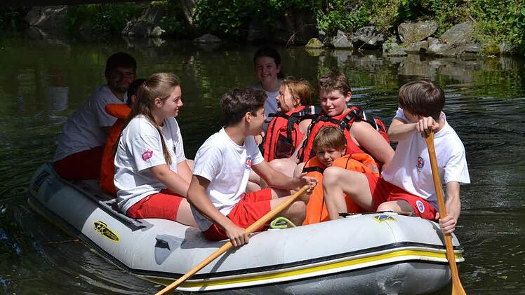 Mitglieder der WW-Jugendgruppe ruderten interessierte Badbesucher ein St&uuml;ck im Schlauchboot &uuml;ber den Main. Foto: Uschi Prawitz