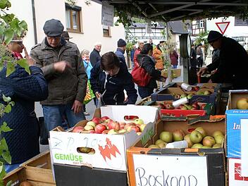 So viel Auswahl wie beim Apfelmarkt gibt es in keinem Supermarkt.Fotos: Renate Neubecker