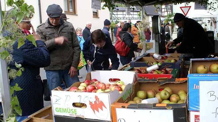 So viel Auswahl wie beim Apfelmarkt gibt es in keinem Supermarkt.Fotos: Renate Neubecker