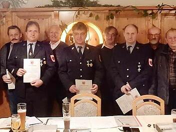 Die Gründungsmitglieder des Feuerwehrvereins mit dem ehemaligen Vorsitzenden Oliver Distler (Zweiter von links) und seinem Stellvertreter Jürgen Meier (links). Die Neuwahl fand nach der Ehrung statt.