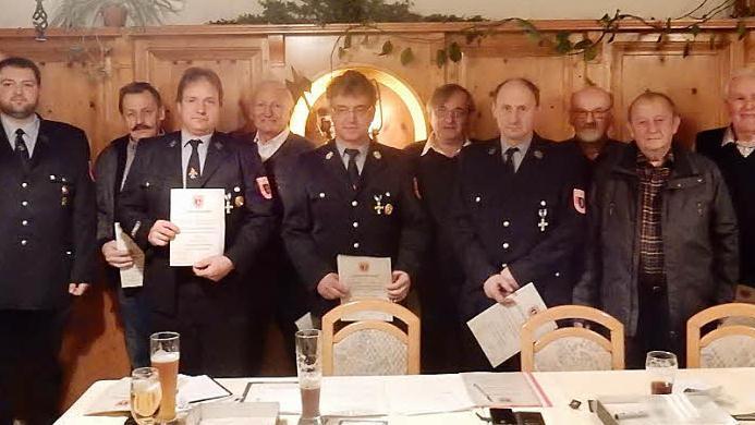 Die Gründungsmitglieder des Feuerwehrvereins mit dem ehemaligen Vorsitzenden Oliver Distler (Zweiter von links) und seinem Stellvertreter Jürgen Meier (links). Die Neuwahl fand nach der Ehrung statt.
