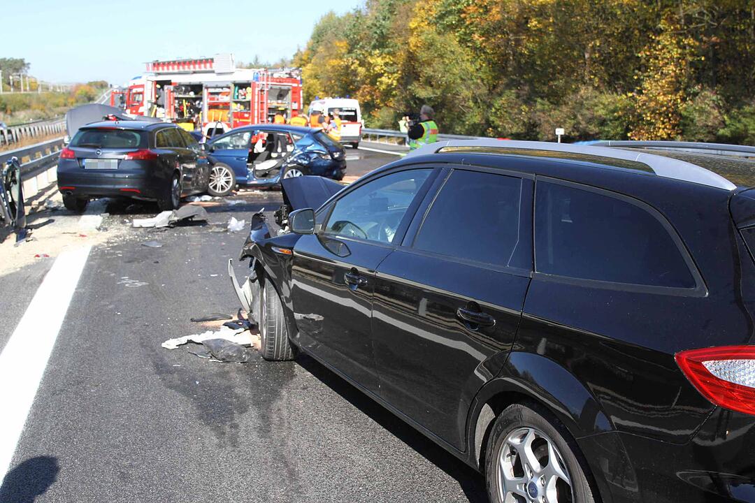 Schlimme Unfallserie auf der A9: Drei Personen schweben in akuter Lebensgefahr