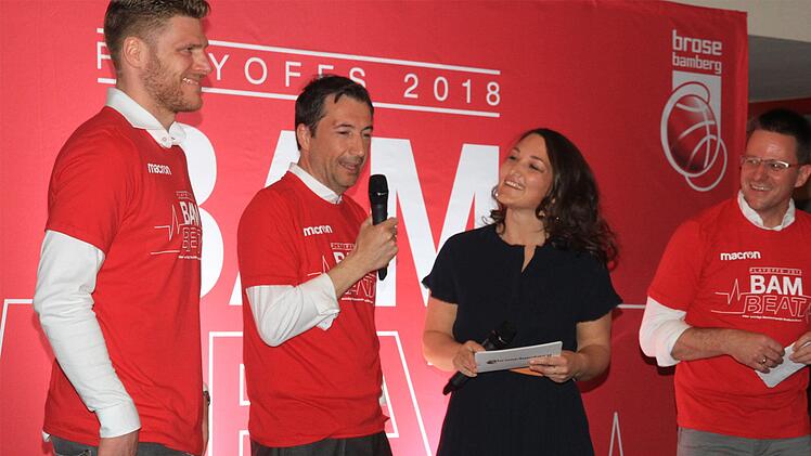 Entspannte Atmosphäre auf der "Bambeat"-Bühne von Brose Bamberg bei der Kick-Off-Veranstaltung: Lucca Staiger, Headcoach Luca Banchi, Moderatorin Danica Großer und Geschäftsführer Rolf Beyer präsentierten sich bestens gelaunt. Foto: Bertram Wagner