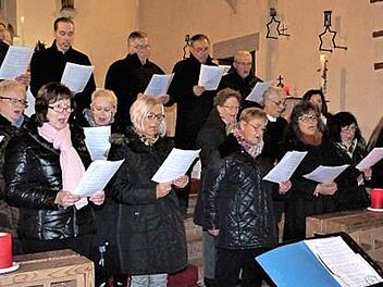 Der gemischte Chor des Gesangvereins "Cäcilia" Hohenberg bei seinem Auftritt  Foto: Werner Reißaus