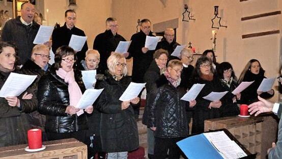 Der gemischte Chor des Gesangvereins "Cäcilia" Hohenberg bei seinem Auftritt  Foto: Werner Reißaus